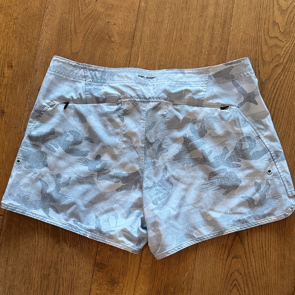 Pelagic Light Gray Camo Women's Cargo Shorts size 6 - Picture 4 of 6